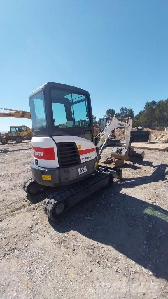 Bobcat E 25 ミニ油圧ショベル 7t以下（ミニユンボ・ミニディガー）