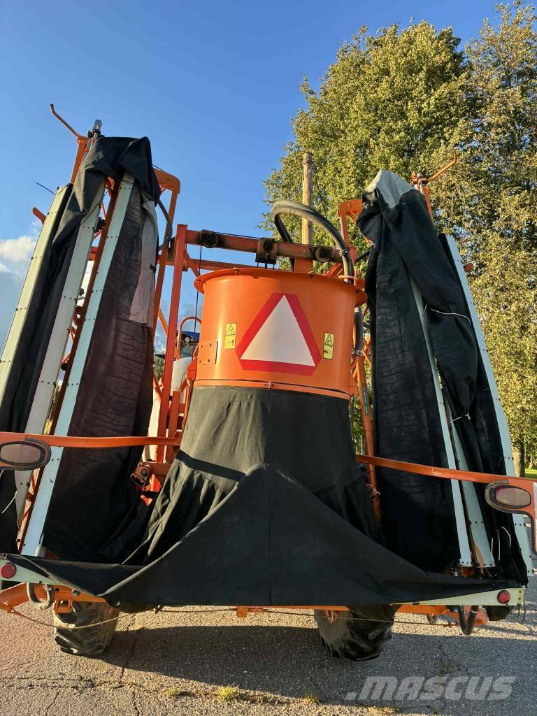 Jacto ADVANCE 3000 牽引型スプレイヤー