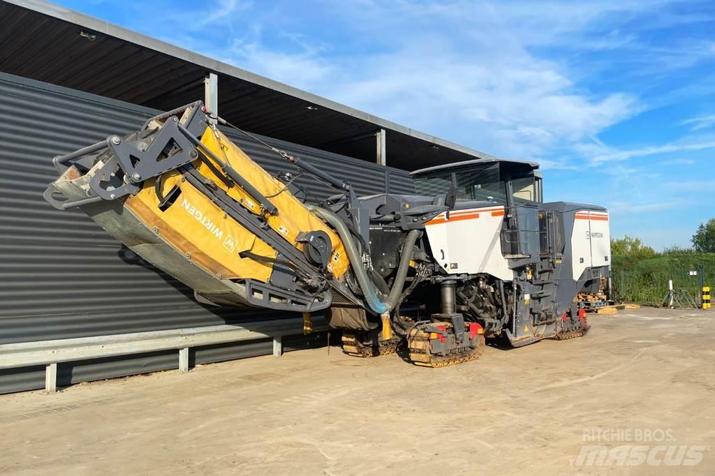 Wirtgen W 220 FI アスファルトコールドミリングマシーン