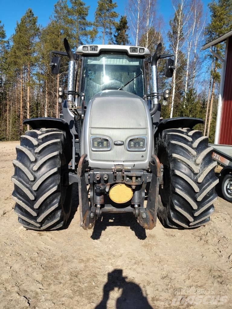 Valtra T130 Hi-Tek トラクター