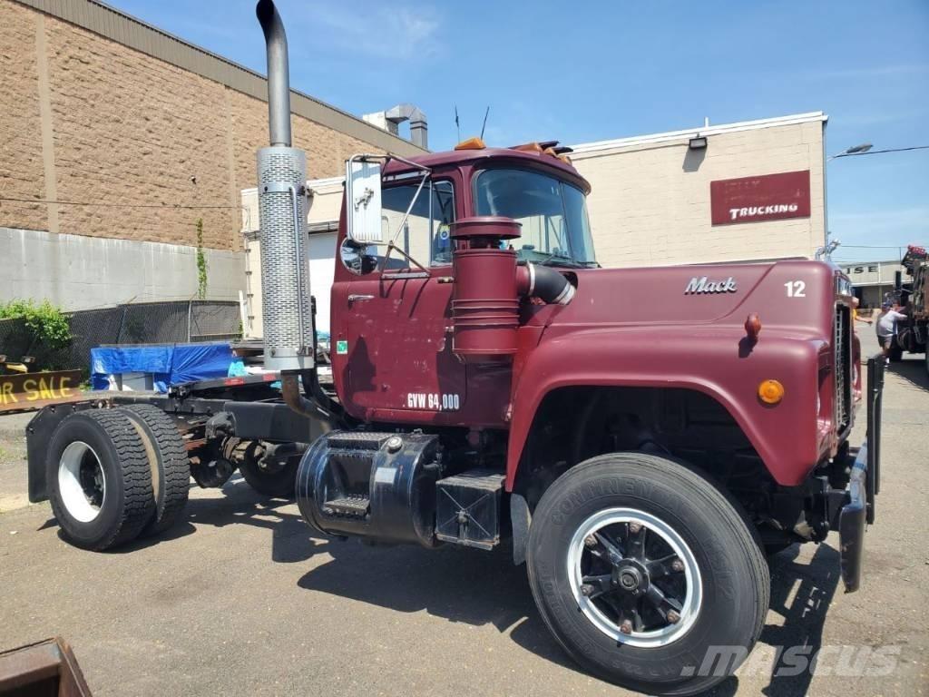 Mack RD 690 P 中古トラクターヘッド | トレーラーヘッド