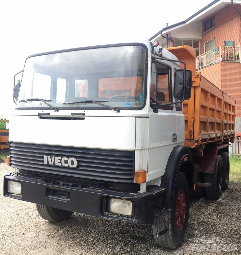 Iveco 330-26 ダンプ