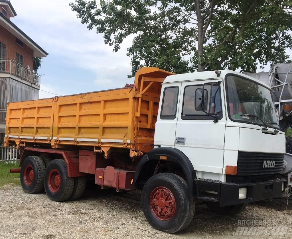 Iveco 330-26 ダンプ