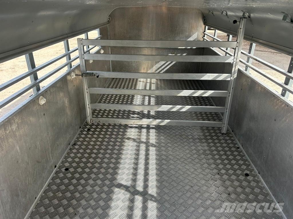 Ifor Williams TA 510 家畜輸送用トレーラー