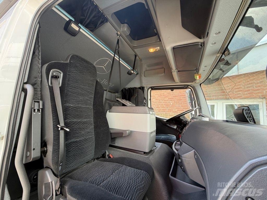 Mercedes-Benz 1530L カーテンサイダートラック