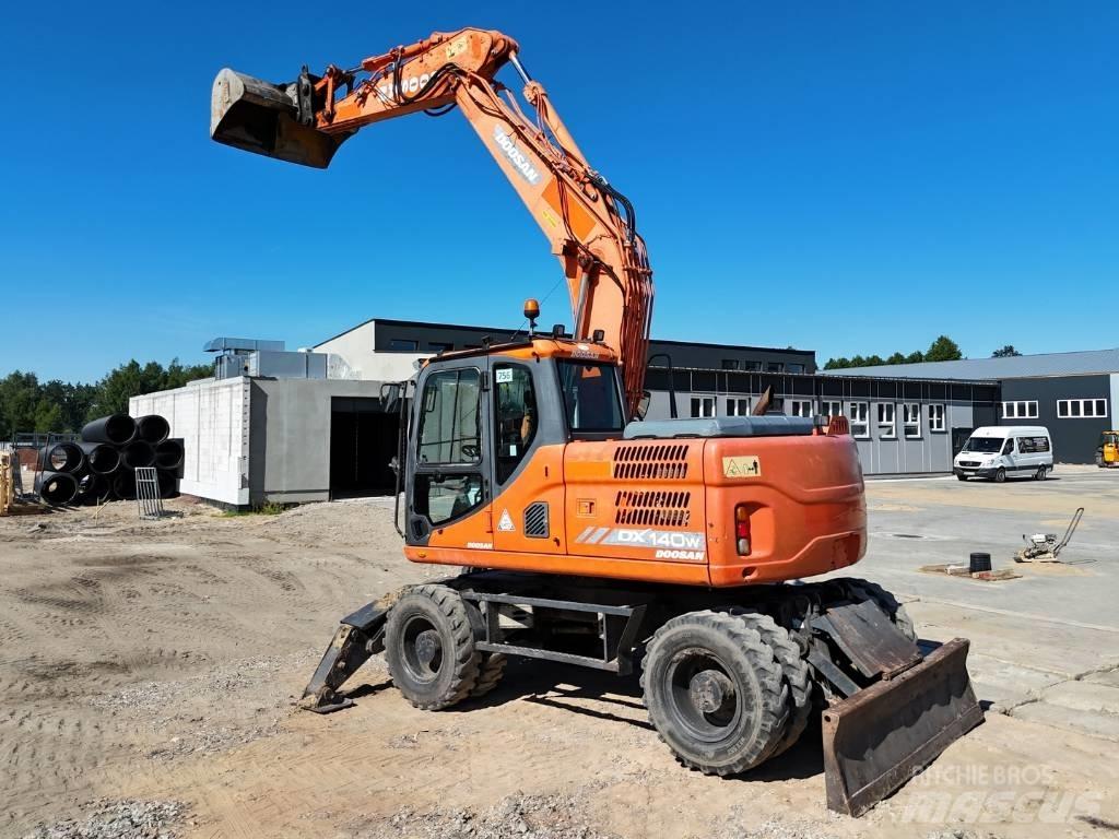 Doosan DX 140 W ホイール式油圧ショベル（パワーショベル・ユンボ・バックホー）
