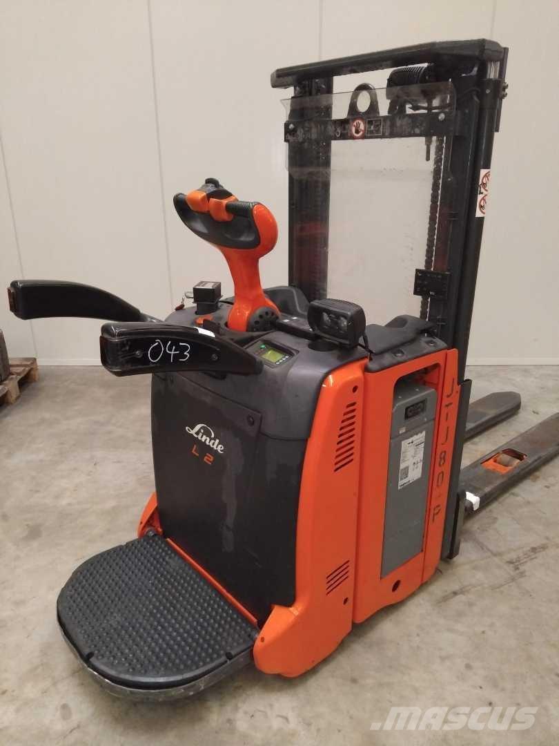 Linde L12AP 自走式スタッカー
