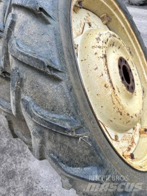 Dunlop 9.5R44 タイヤ、ホイル、リム