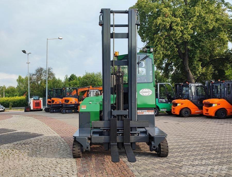 Combilift C4000 全方向リーチ型フォークリフト