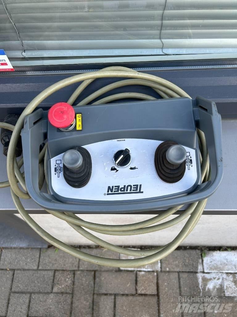 Teupen Leo 23 gt ブームリフト　屈伸型