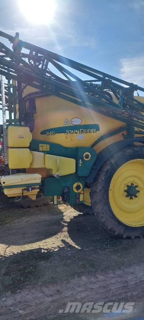 John Deere 840 牽引型スプレイヤー