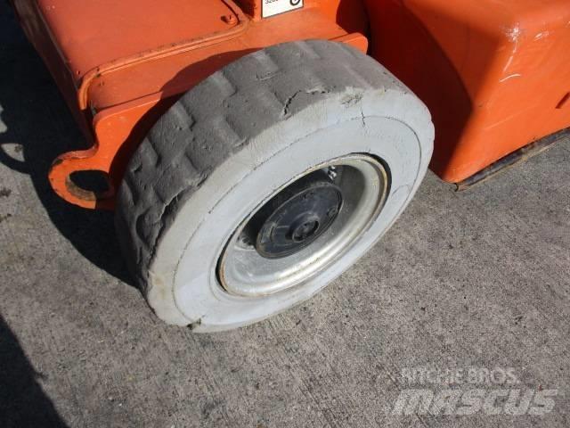 JLG E400 AJP (817) 小型自走式ブームリフト