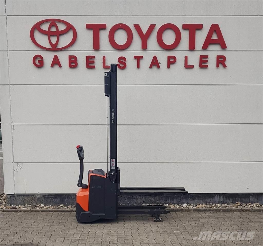 Toyota SWE120L 自走式スタッカー