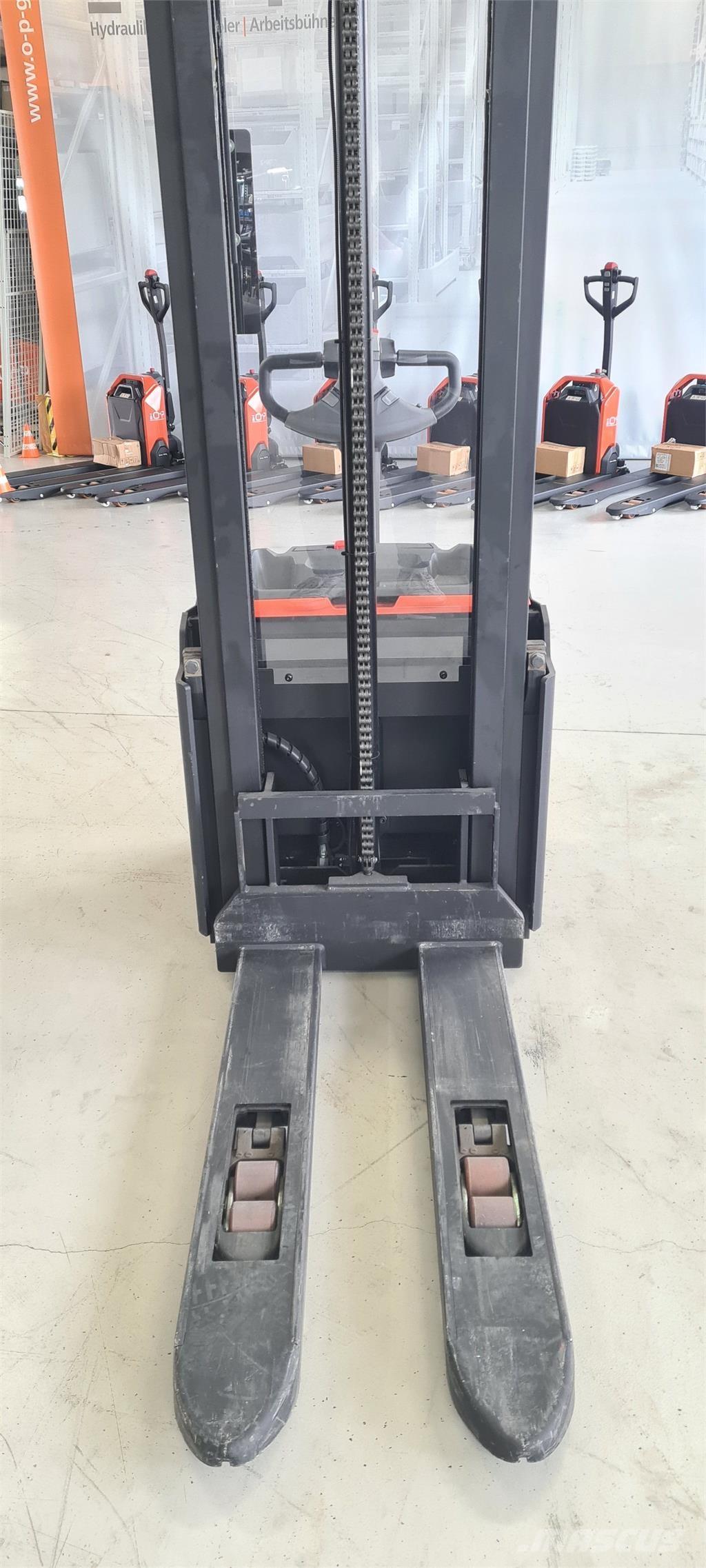 Toyota SWE120L 自走式スタッカー