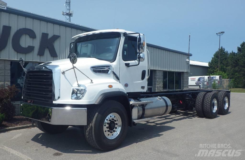 Freightliner 114 SD キャブ付きシャーシ