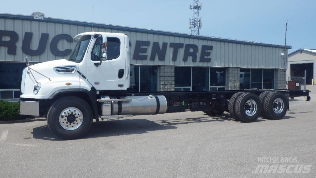 Freightliner 114 SD キャブ付きシャーシ