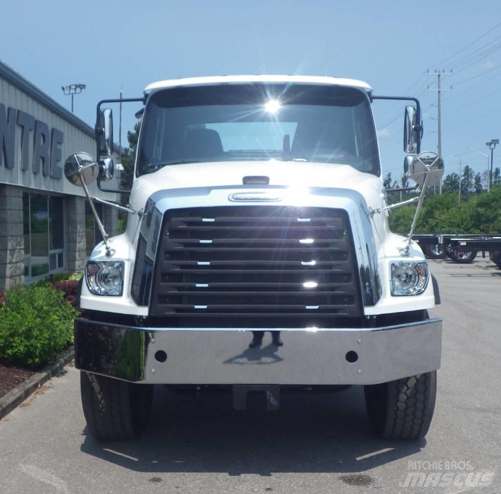 Freightliner 114 SD キャブ付きシャーシ