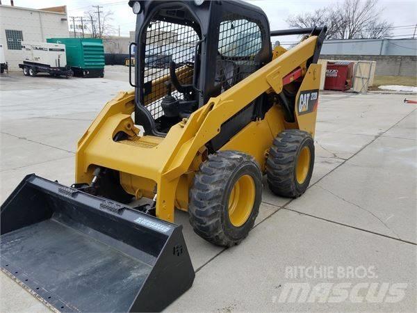 CAT 272 D スキッドステアローダー
