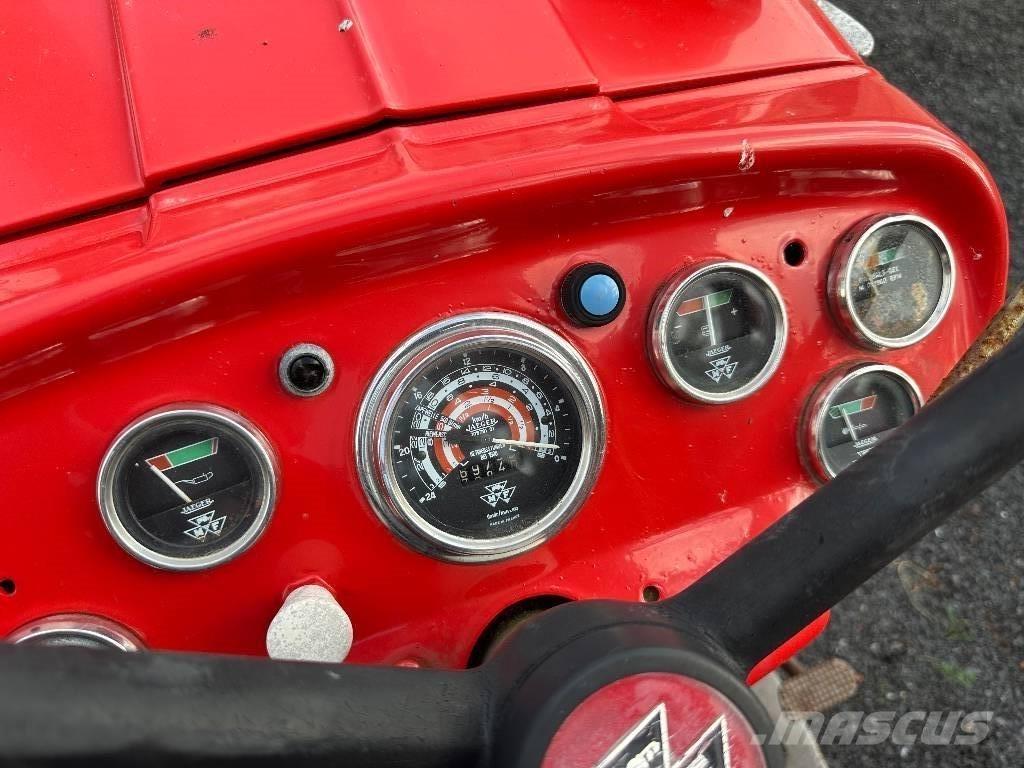Massey Ferguson 152 トラクター
