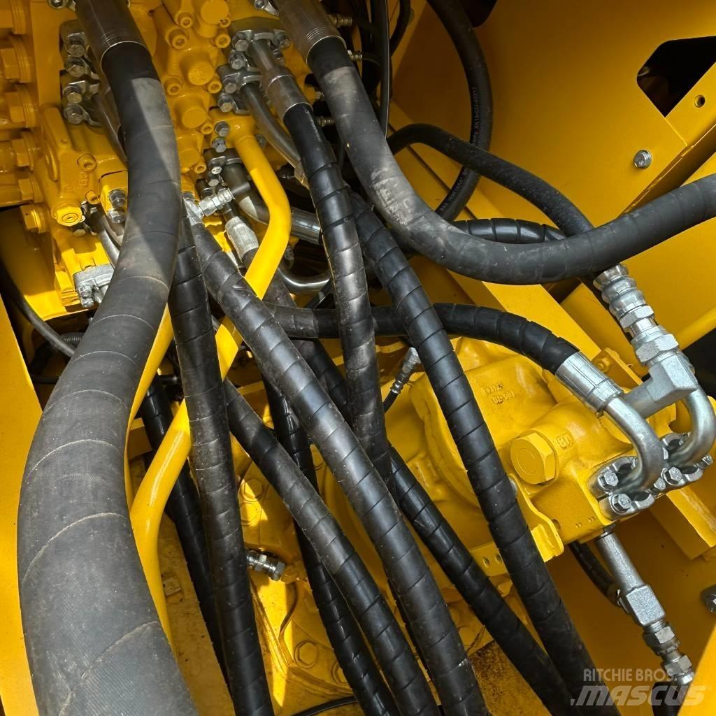 Komatsu 220-8 大型油圧ショベル12t以上（パワーショベル・ユンボ）