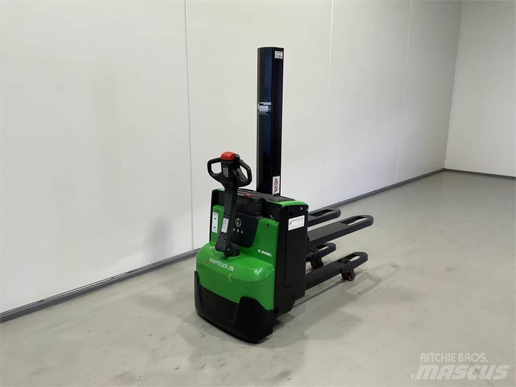 Cesab S208L 自走式スタッカー