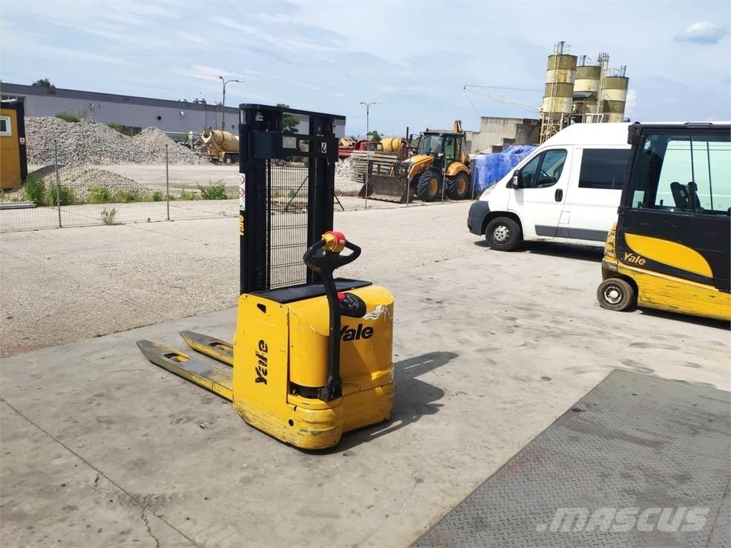 Yale MS14 AC 自走式スタッカー
