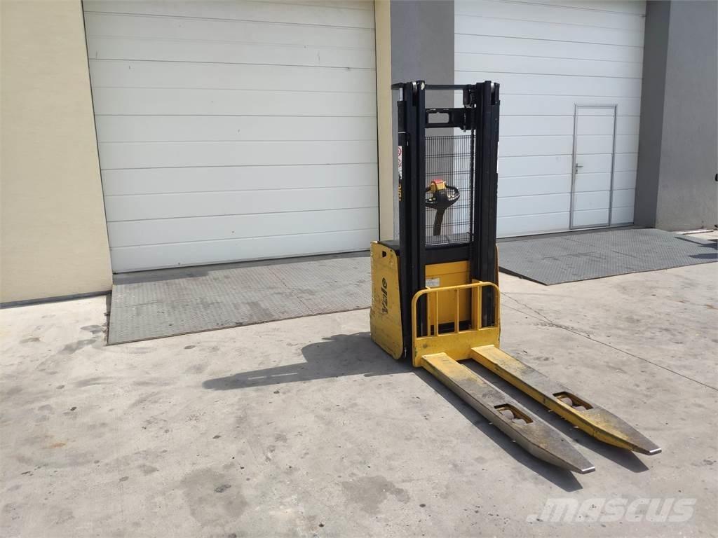 Yale MS14 AC 自走式スタッカー