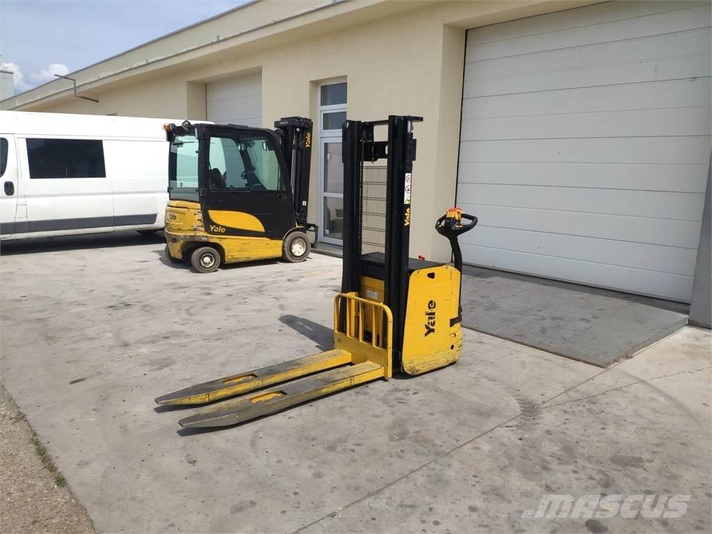 Yale MS14 AC 自走式スタッカー