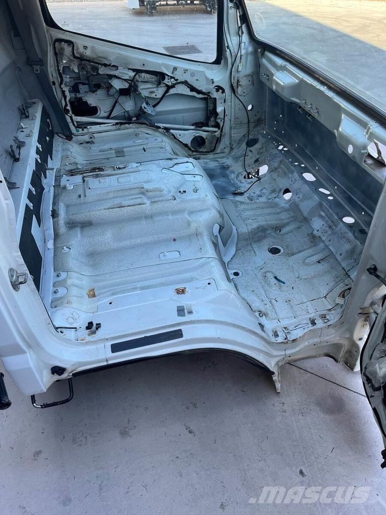 Mitsubishi S MODEL キャビン及び内装