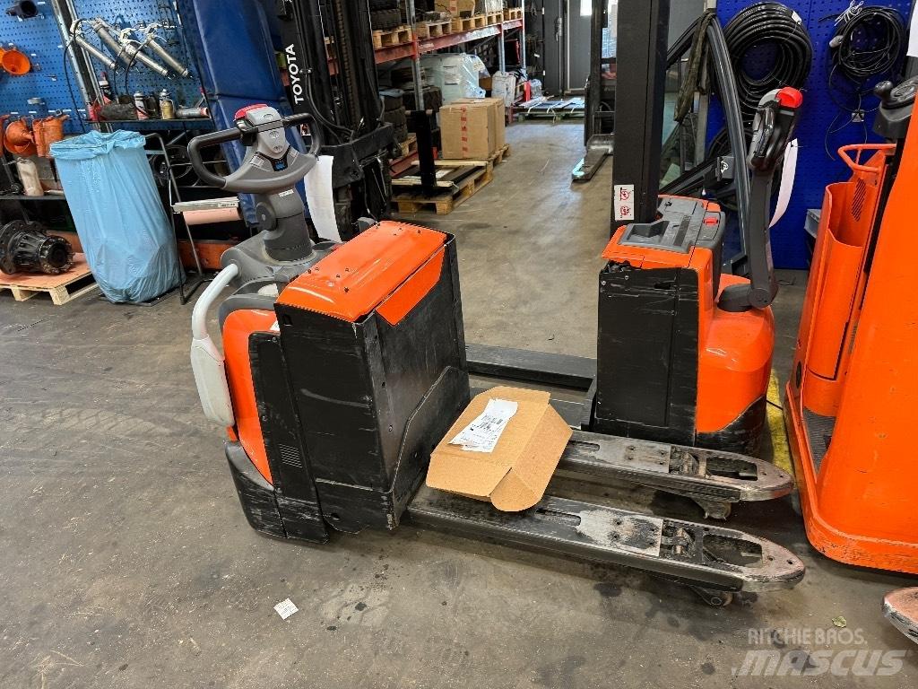 Toyota LPE200 ローリフトとプラットフォーム
