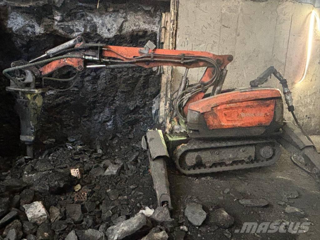 Husqvarna DXR 300 解体油圧ショベル