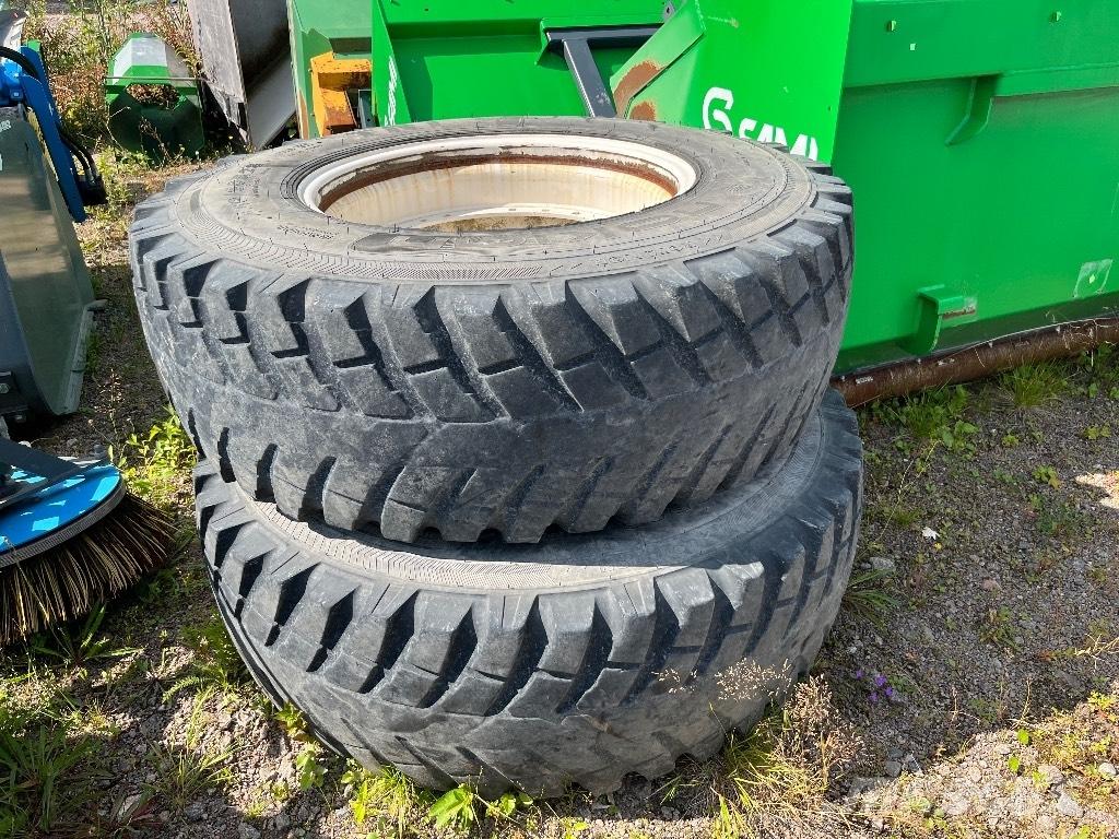 Nokian 16.9 R28 タイヤ、ホイル、リム