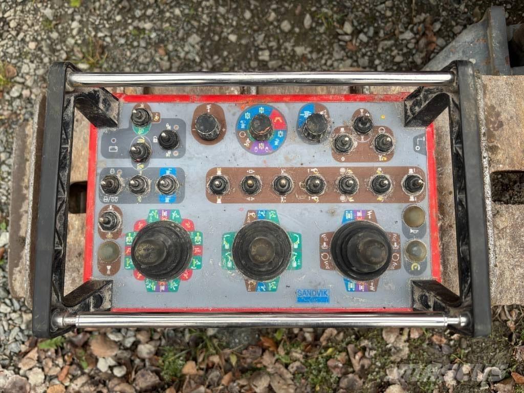 Sandvik Dino DC400Ri サーフェイスドリルリグ