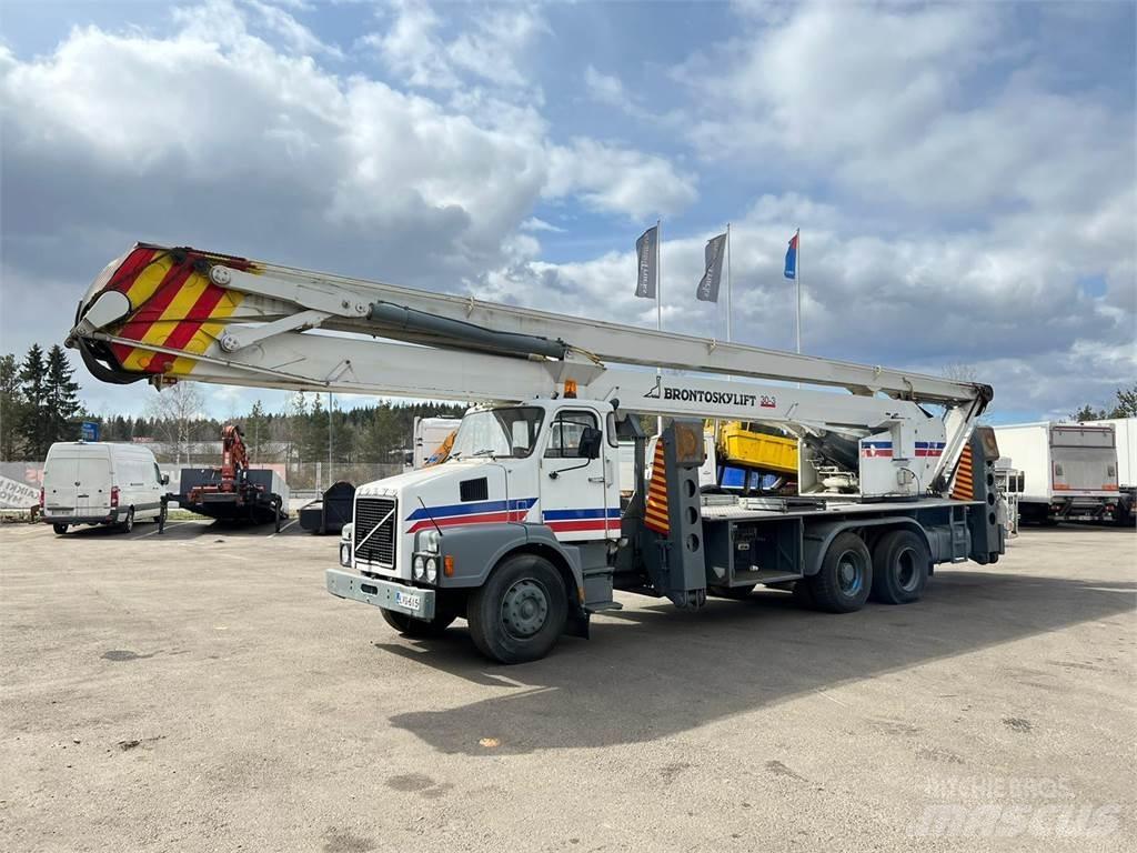 Volvo N12-1-V-6X2 クレーントラック、ユニック車