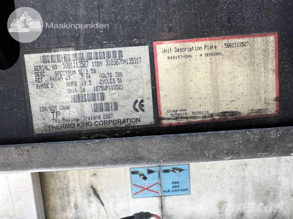 Schmitz SKO 24 冷凍冷蔵トレーラー