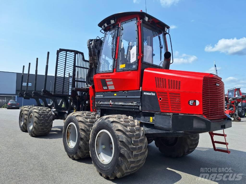 Komatsu 835 フォワーダー