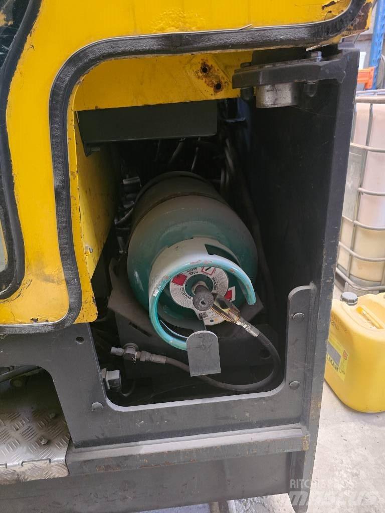 Combilift C4000LPG 全方向リーチ型フォークリフト