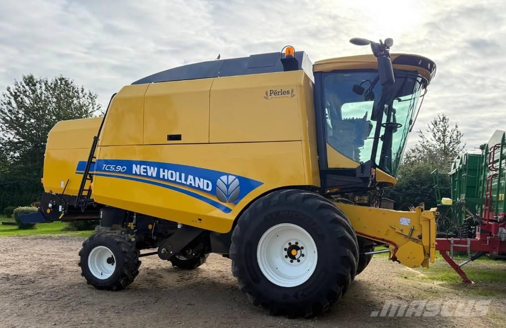 New Holland TC 5.90 コンバイン