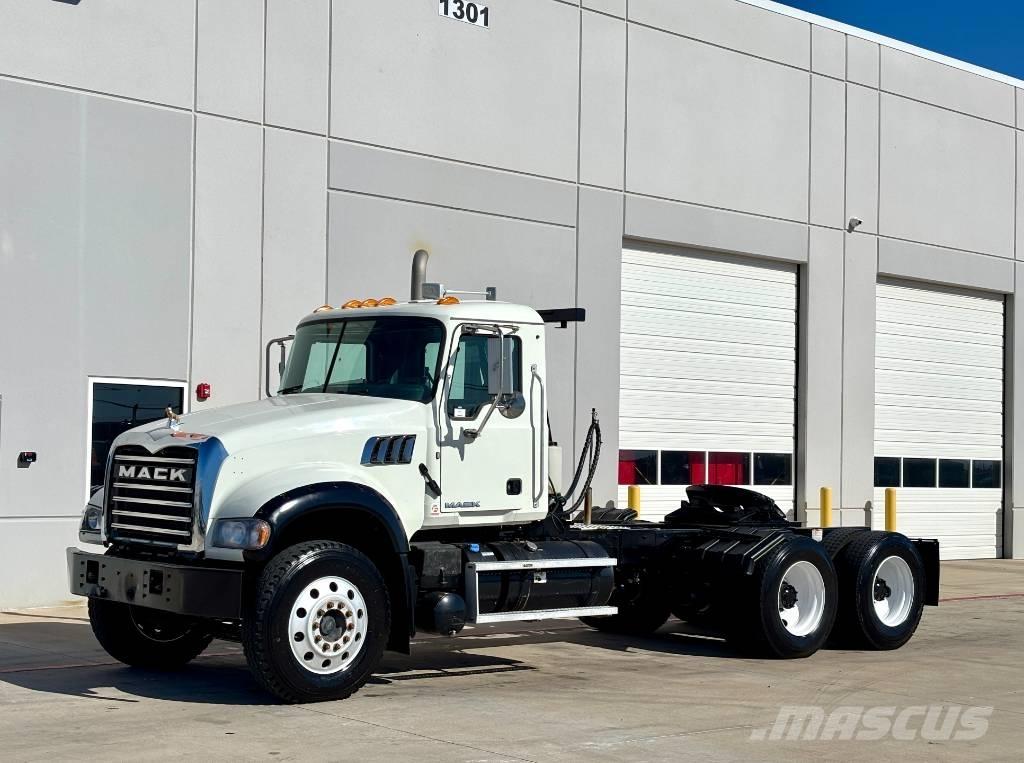 Mack Granite 中古トラクターヘッド | トレーラーヘッド