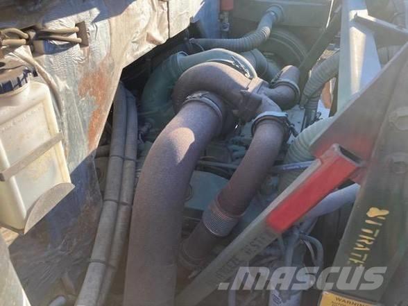 Oshkosh M1070 中古トラクターヘッド | トレーラーヘッド