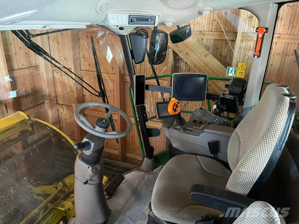 John Deere 8300 自走式フォレージハーベスター