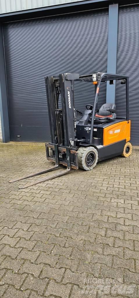 Doosan B 25 X-7 バッテリーフォークリフト