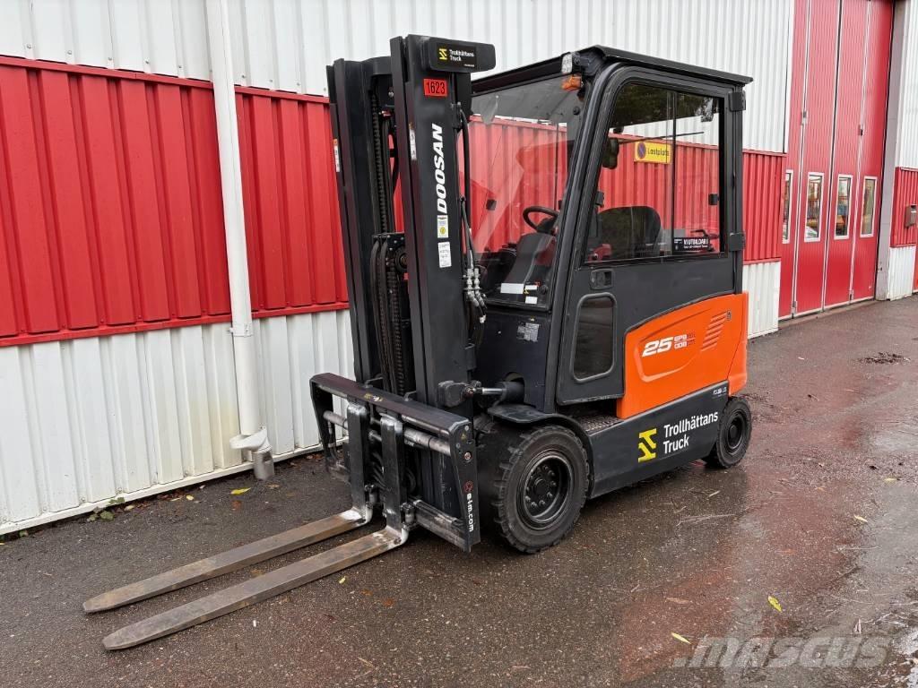 Doosan B 25 X-7 バッテリーフォークリフト