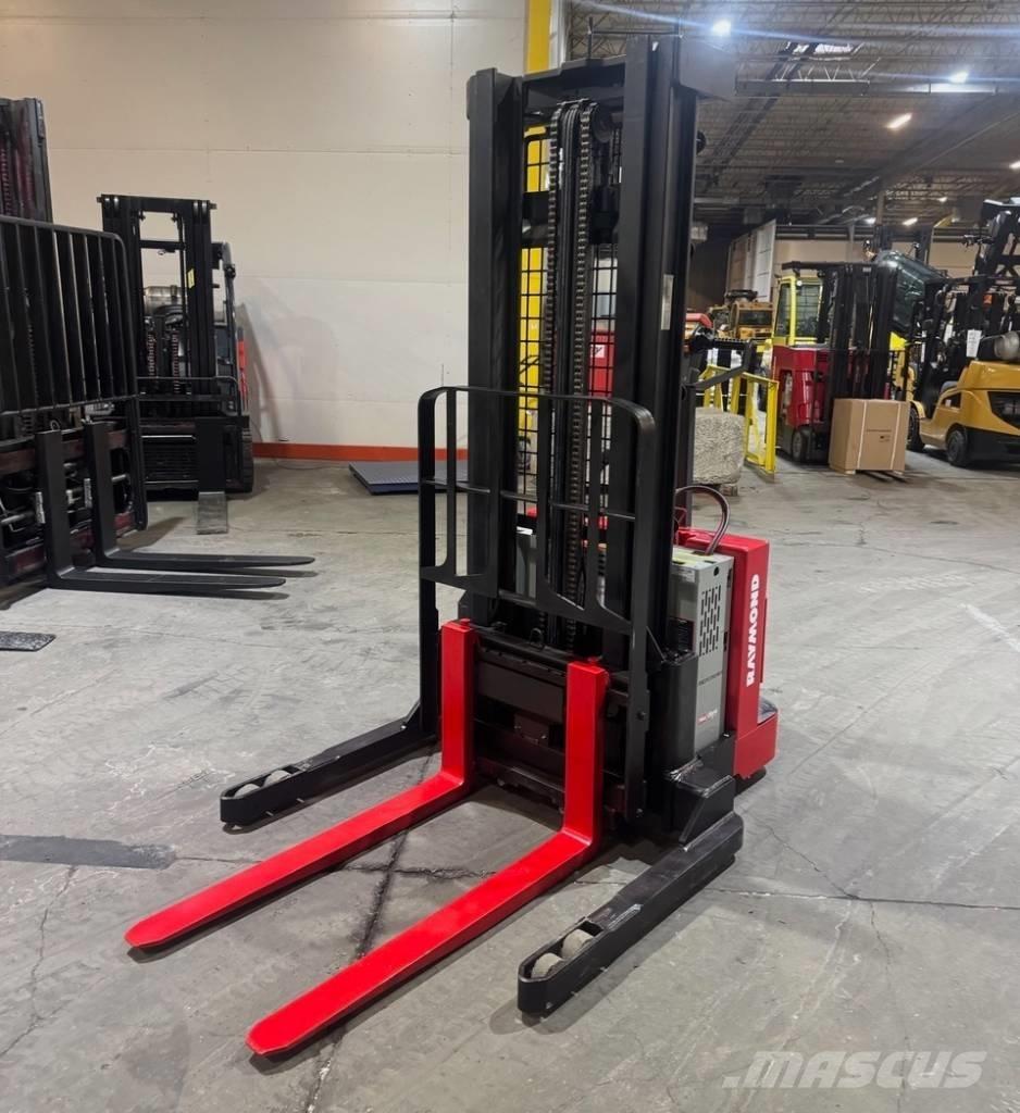 Raymond RSS40 自走式スタッカー