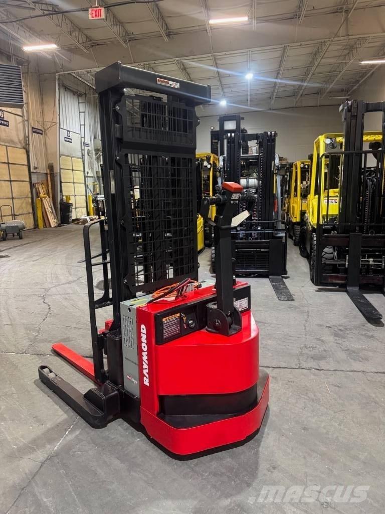 Raymond RSS40 自走式スタッカー