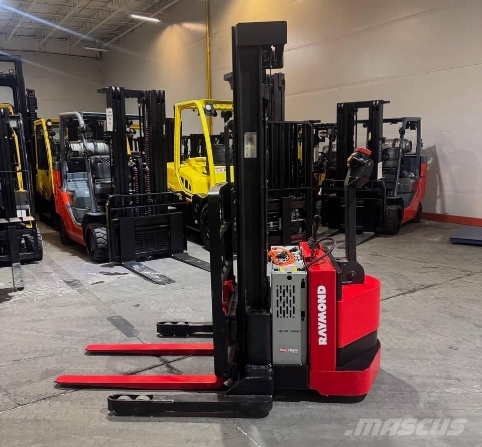 Raymond RSS40 自走式スタッカー