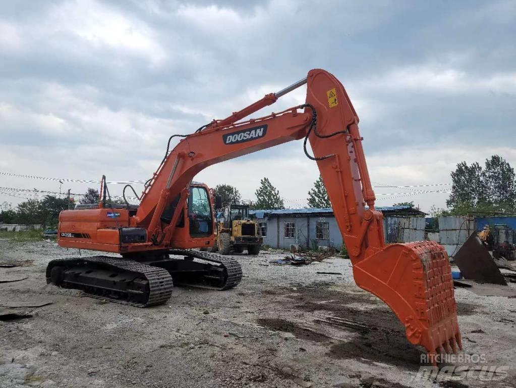 Doosan DX 225 LC 大型油圧ショベル12t以上（パワーショベル・ユンボ）