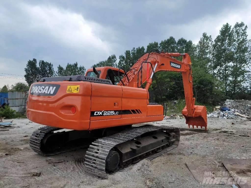 Doosan DX 225 LC 大型油圧ショベル12t以上（パワーショベル・ユンボ）
