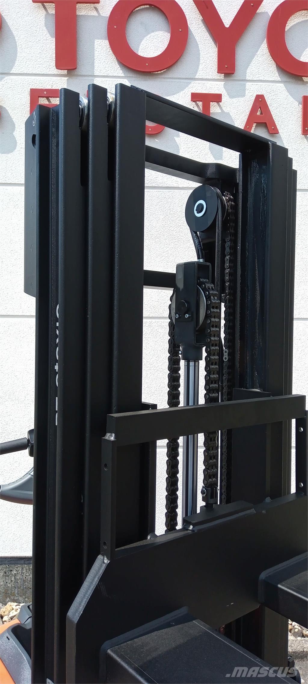 Toyota SWE120L 自走式スタッカー