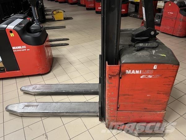 Manitou ES 513 自走式スタッカー
